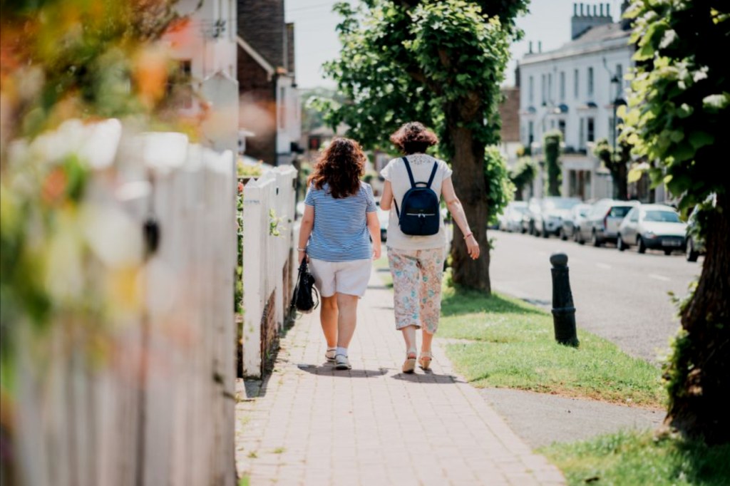 SPAZIERGANG FÜR FRAUEN JEDEN ALTERS